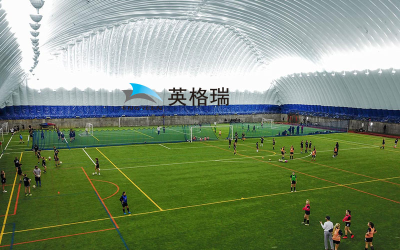 選擇充氣膜結構建造足球場有哪些優(yōu)勢？