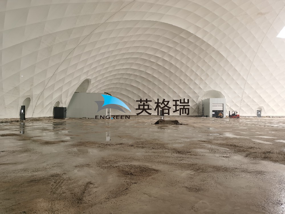 氣膜倉(cāng)庫(kù)內(nèi)部空間無(wú)礙，大型機(jī)械可自由運(yùn)行，空間利用率高