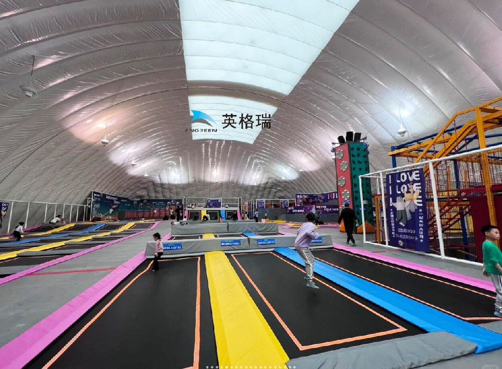 搭建一個(gè)氣膜蹦床館，為孩子們營(yíng)造一個(gè)游樂天堂